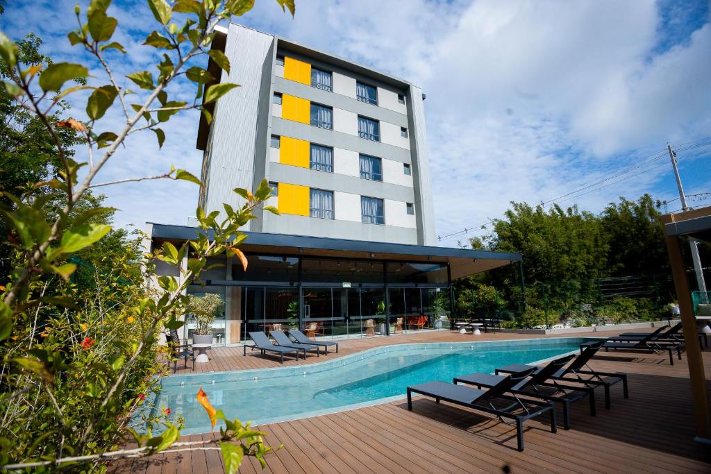 un hotel con piscina di fronte a un edificio di Liwe Hotels a Penha
