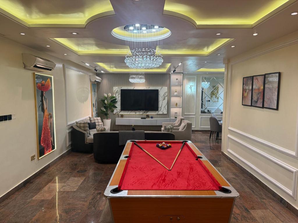 een woonkamer met een pooltafel en een tv bij Imperial luxe homes in Araromi