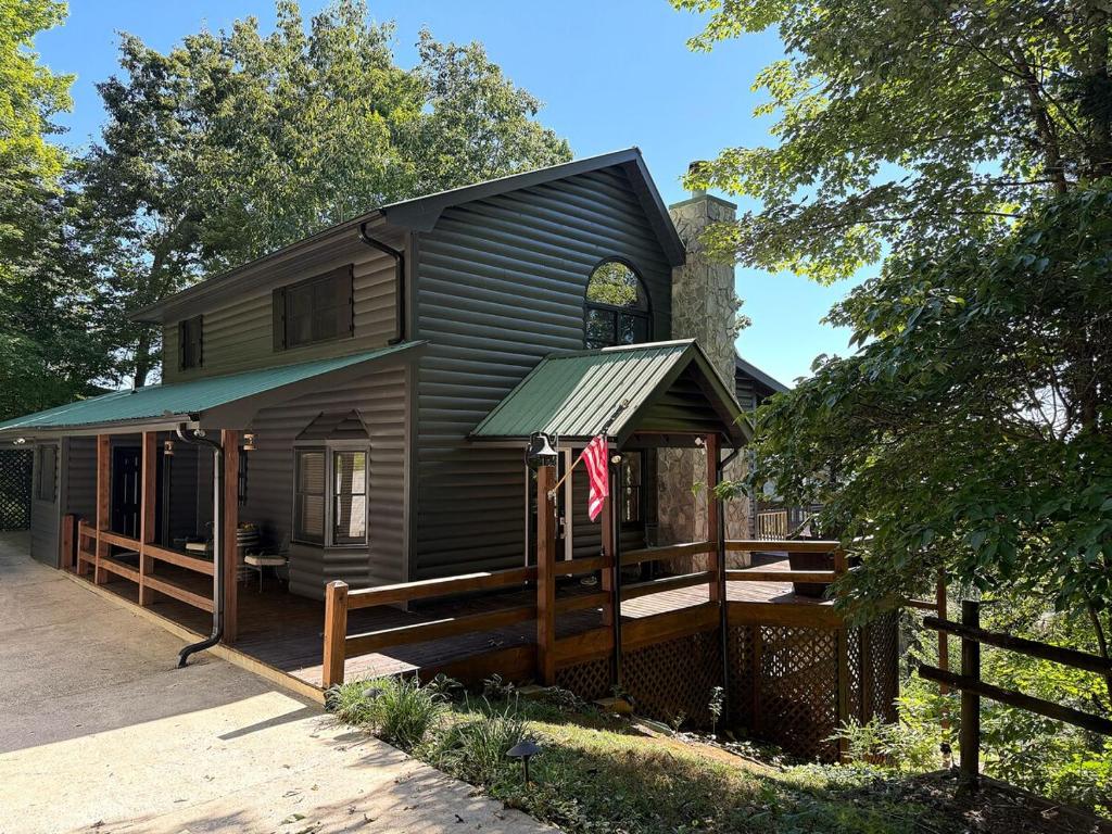 une maison avec une terrasse couverte et une terrasse dans l'établissement Bella Vista, à Blue Ridge