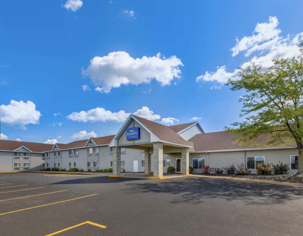a rendering of a hotel with a parking lot at Baymont by Wyndham Baldwin in Baldwin