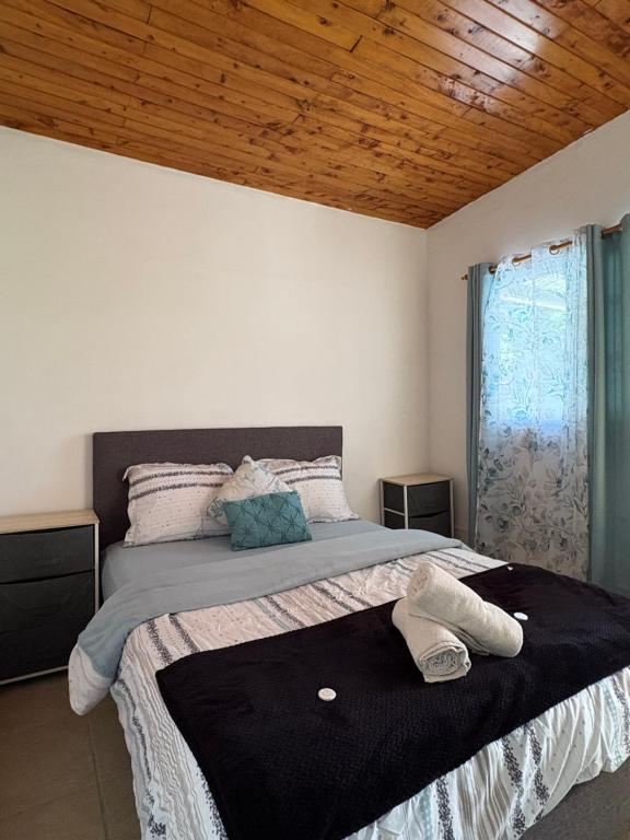 een slaapkamer met een bed met een zwarte deken erop bij Cabañas Mountain View in Paso Ancho