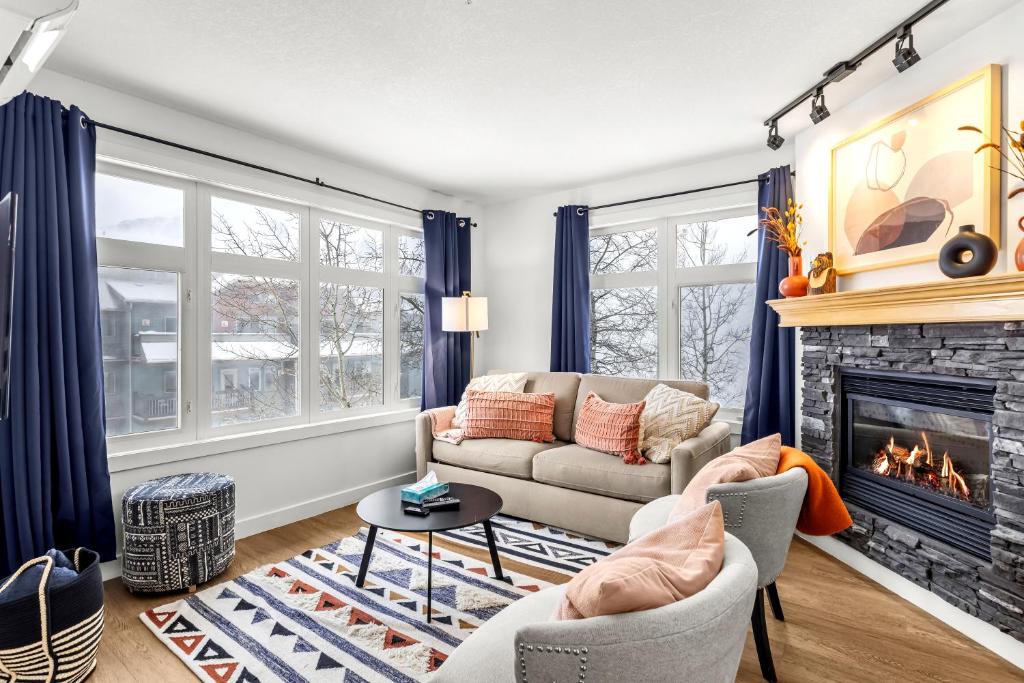 Et opholdsområde på Mesmerizing 2BR Retreat Made For You