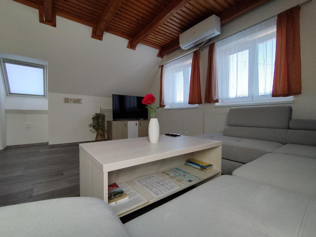 een woonkamer met een bank en een tafel bij Chalupa u Tomáše in Brumovice