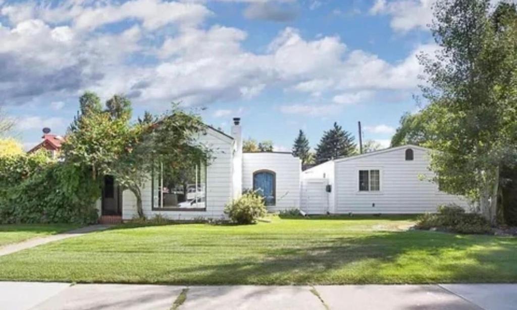 a white house with a yard at 1 Min to Hospitals Spacious 4 Bed Stay in Billings