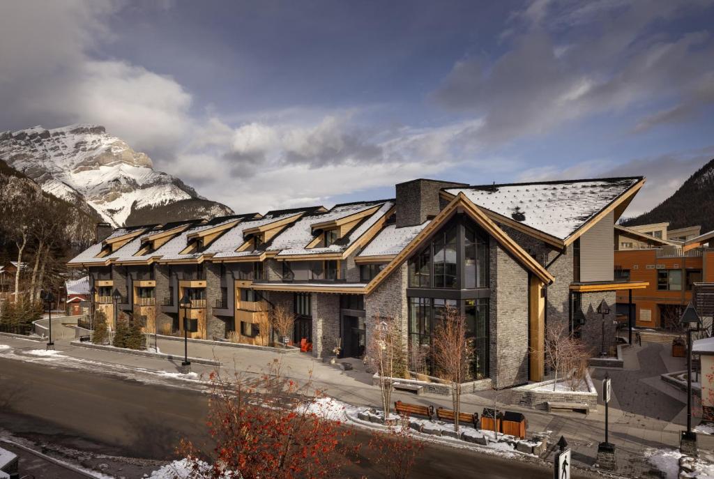 een gebouw in de bergen met sneeuw bij Peaks Hotel and Suites in Banff