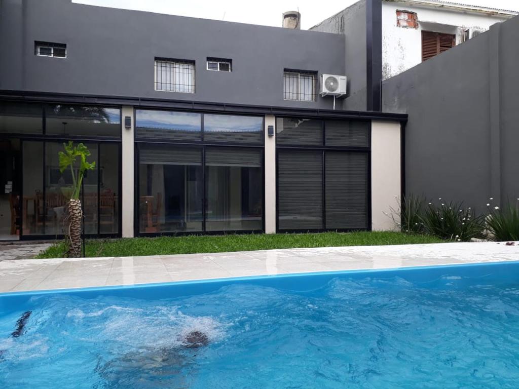 a house with a swimming pool in front of a house at CASA CON PILETA EN EL CENTRO de CORRIENTES in Corrientes