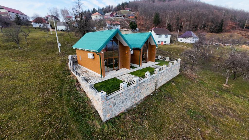 een bovenaanzicht van een huis op een stenen muur bij Monte Rustic Chalets in Mojkovac