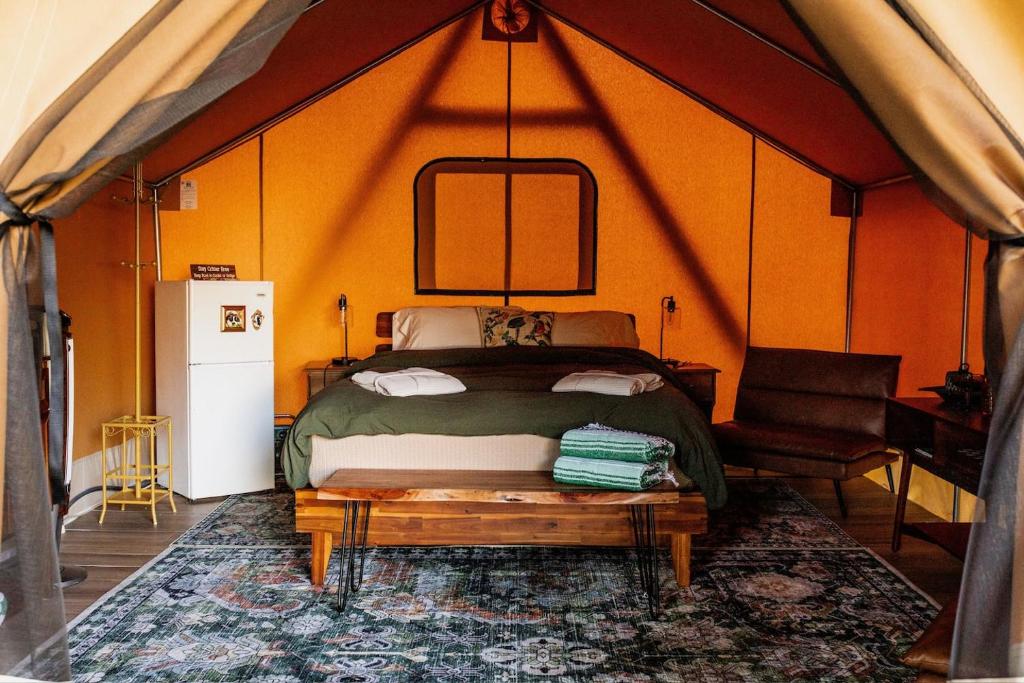 een slaapkamer met een bed in een tent bij Duck Pond Oasis - Glamping in The Dalles