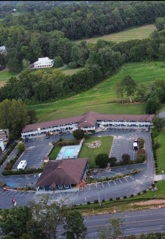 an overhead view of a parking lot at a resort at Mountain Valley Inn in Dillard