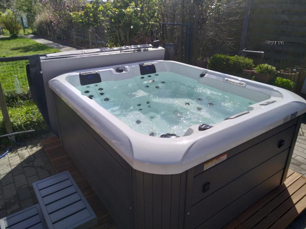 een jacuzzi op een terras bij Camper room bunde in Bunde