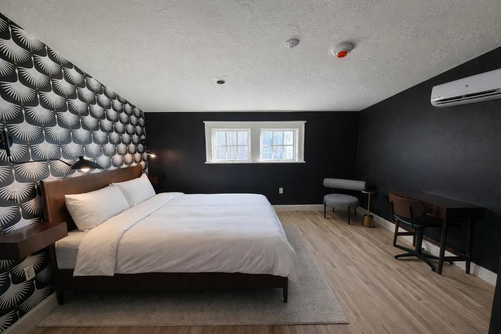 una camera da letto con un letto, una scrivania e una finestra di Assemble Boise a Boise