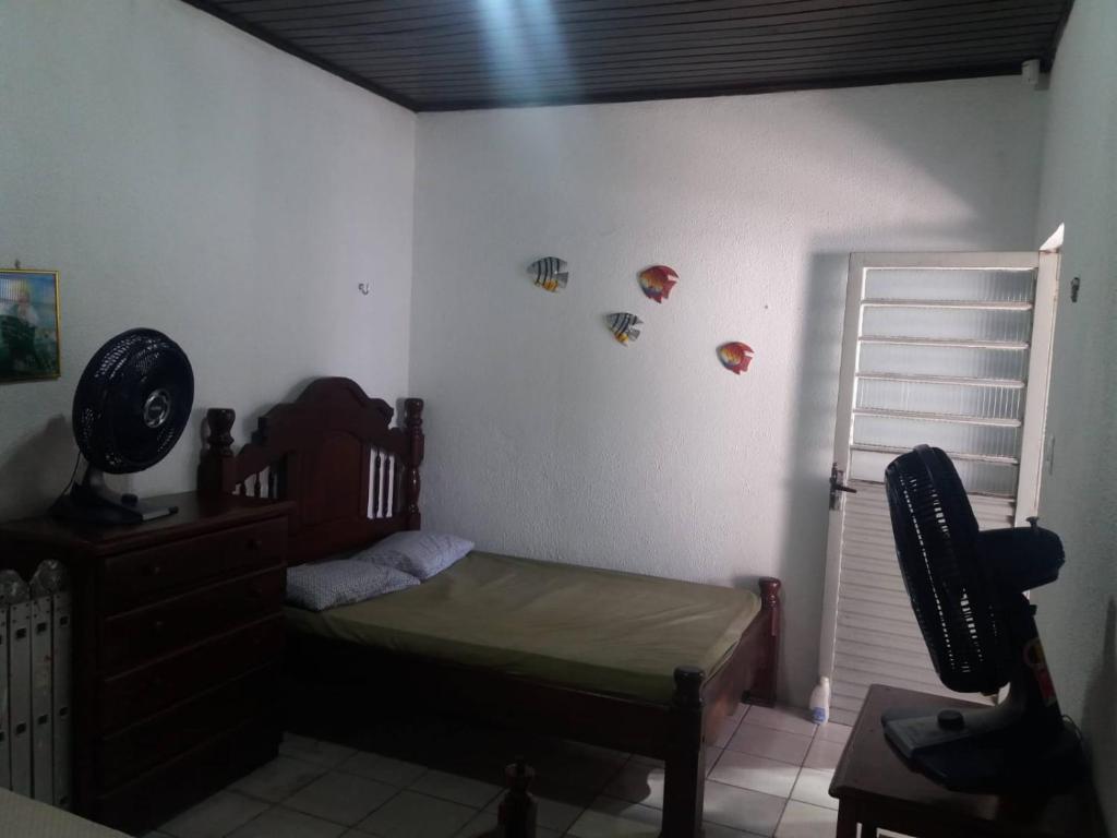 een kleine slaapkamer met een bed en een trap bij Praias da Amazônia in Belém