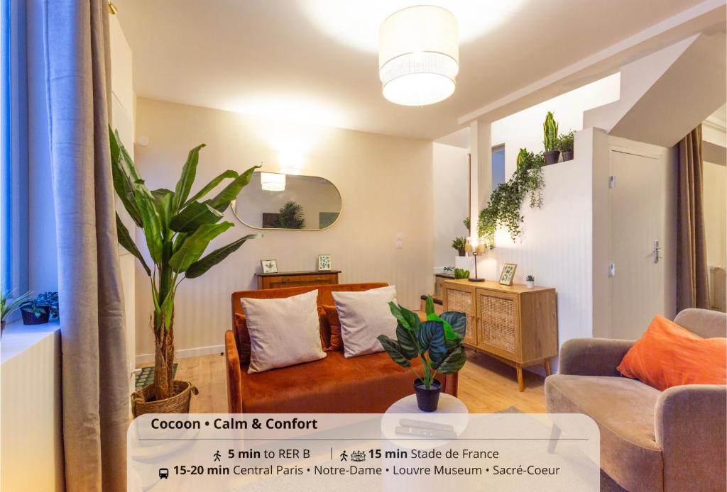 een woonkamer met een bank en een stoel bij Le Botanique - 15 min Paris et Stade de France - 50m2 - 2 chambres in Aubervilliers