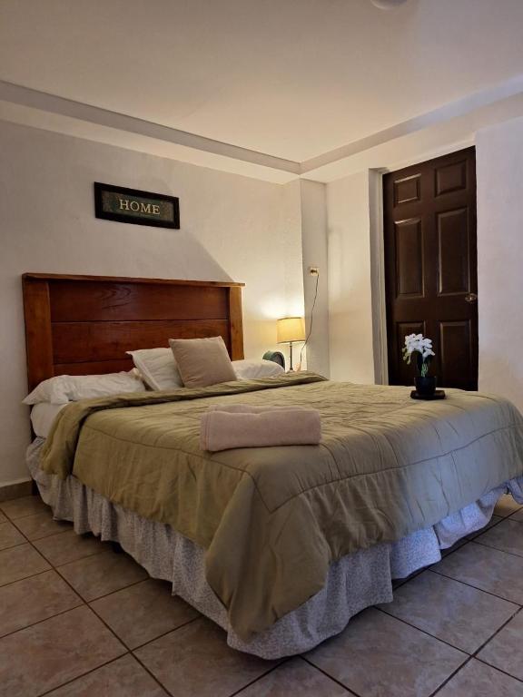 una camera da letto con un letto grande in una stanza di Apartamento Rústico a Concepción de Ataco