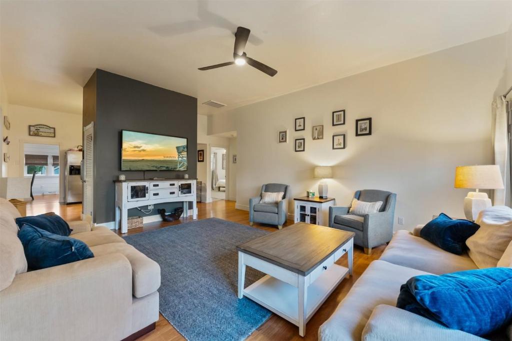 un soggiorno con due divani e una TV di 204 Glencreek Road a Town Bank