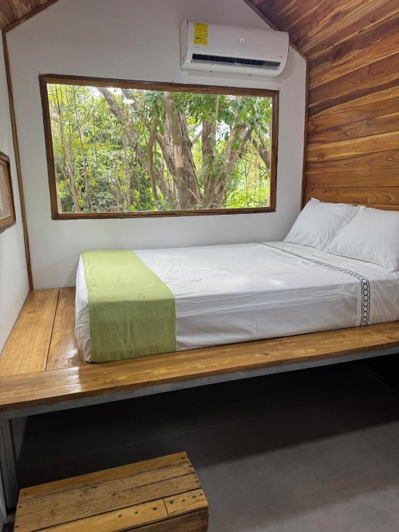 En eller flere senge i et værelse på Tiny House Surf Nature and Relaxation