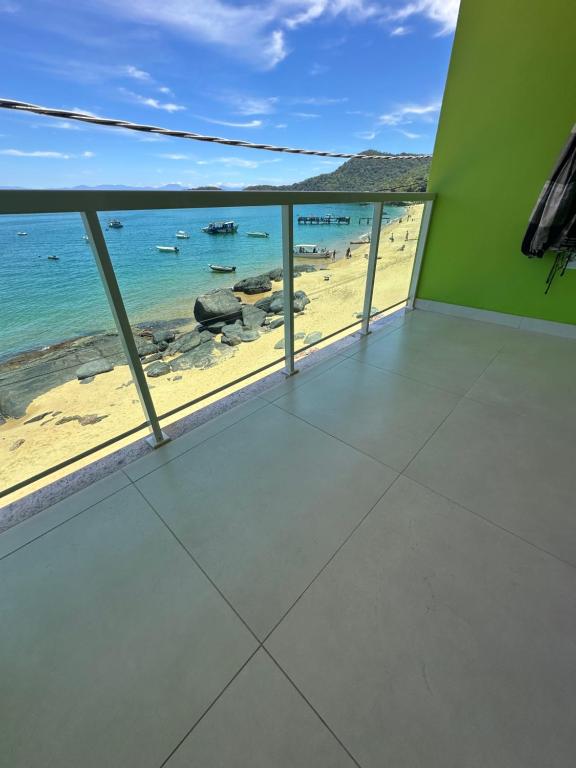 einen Balkon mit Blick auf den Strand in der Unterkunft Araçatiba Praia Flats in Angra dos Reis