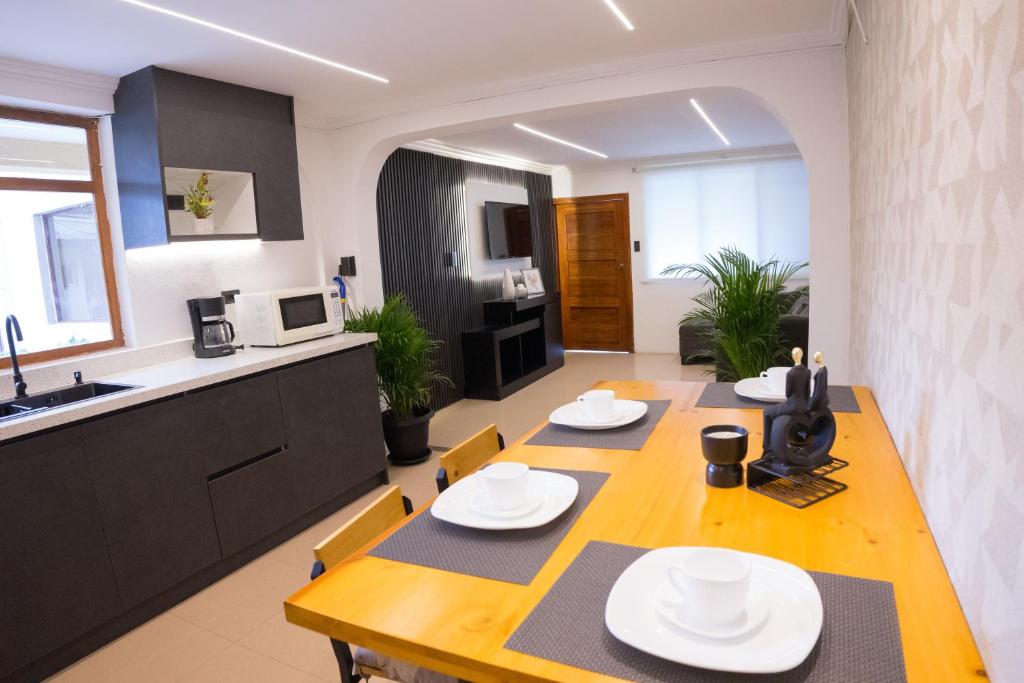 eine Küche und ein Esszimmer mit Tisch und Stühlen in der Unterkunft beautiful and comfortable suit in Cuenca