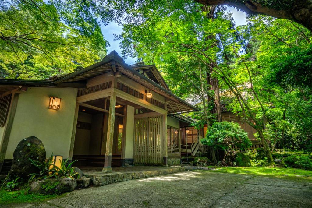 una casa in mezzo a una foresta di Tsukihitei a Nara