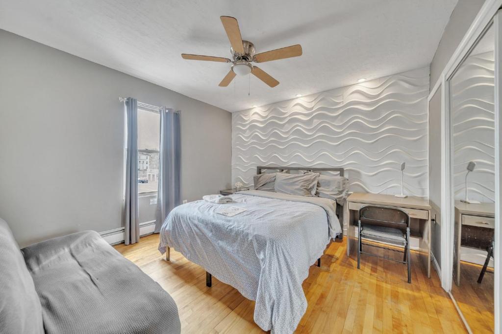 Giường trong phòng chung tại Chandler Corner Suites