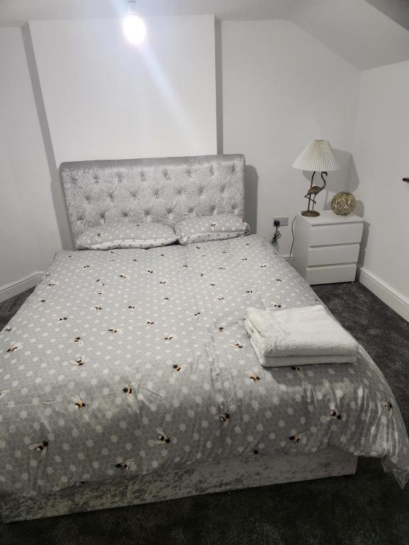 - une chambre blanche avec un lit et une tête de lit dans l'établissement Redlane, à Warmingham