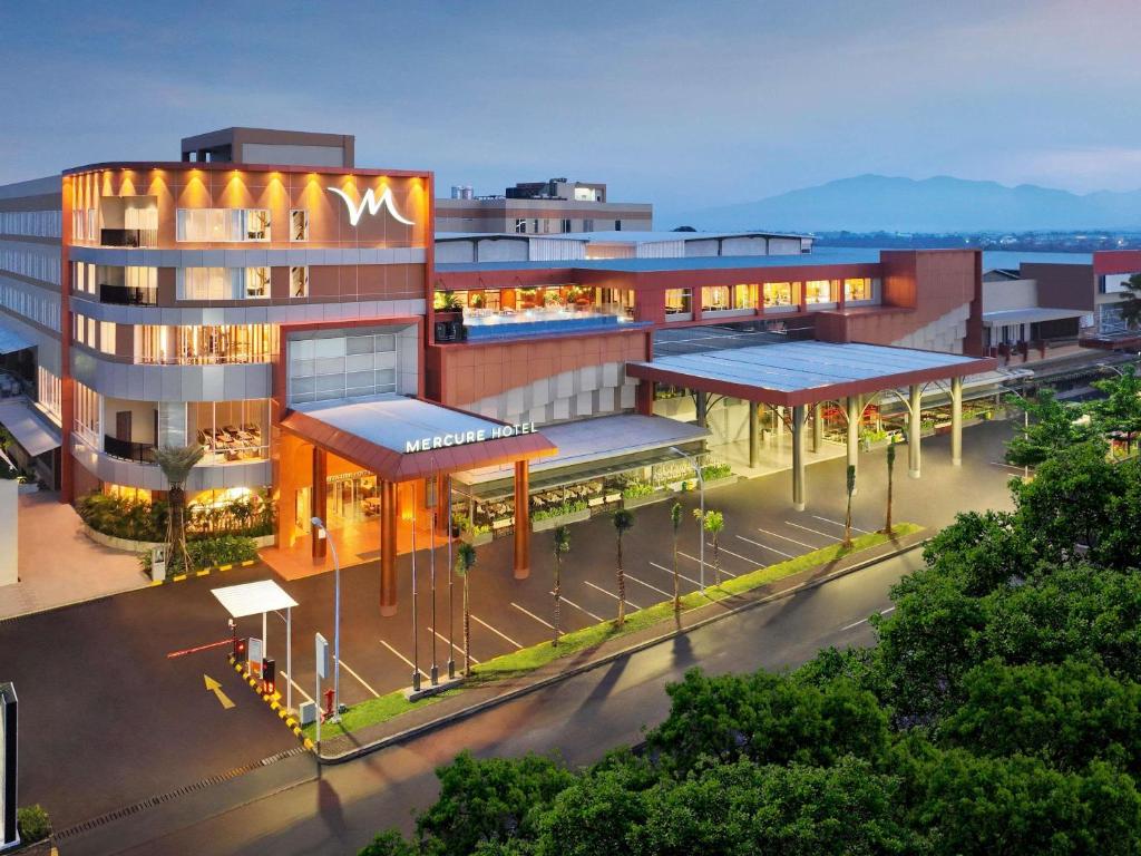 ein Gebäude mit einem Parkplatz davor in der Unterkunft Mercure Garut City Center in Garut