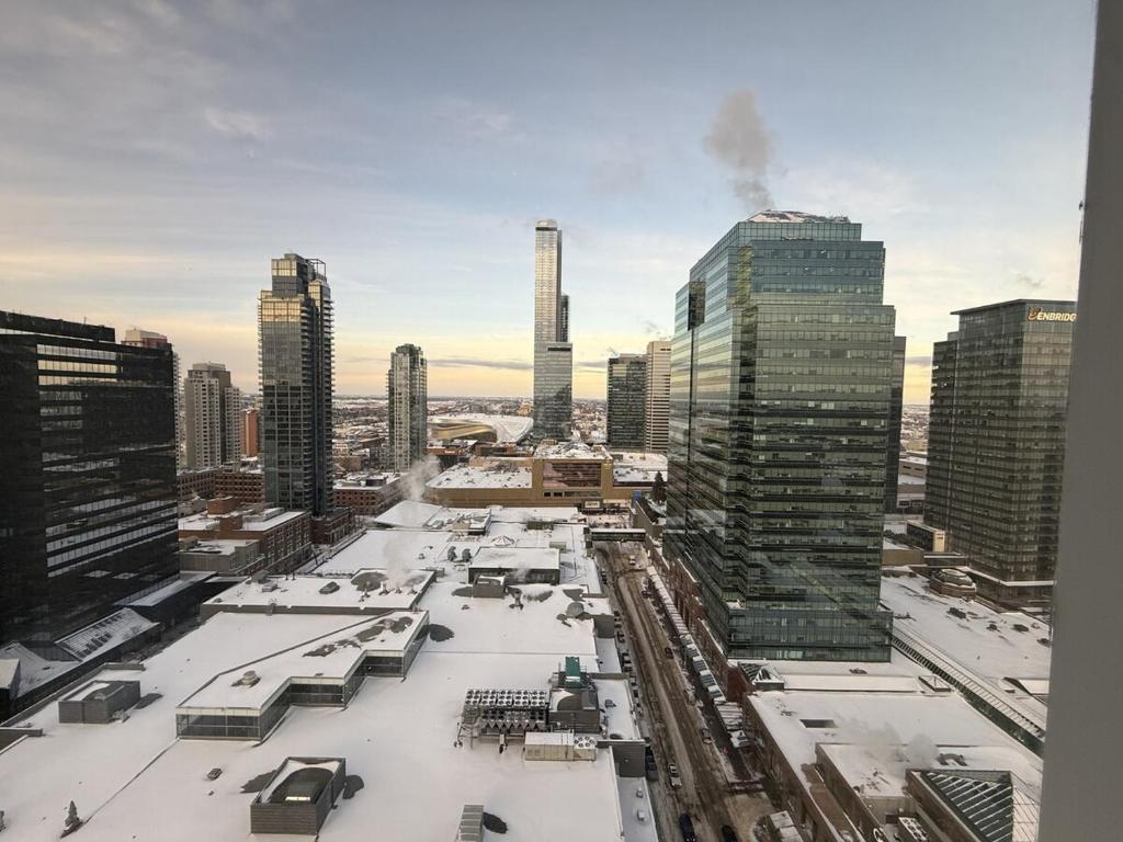 Luxury Downtown One Bedroom with Skyline Views and Free Parking v zimě