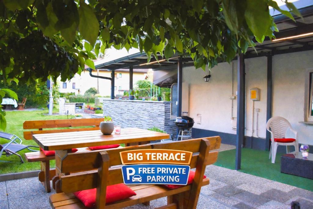 un cartello su un tavolo da picnic in un cortile di Apartma Franko a Cerklje na Gorenjskem