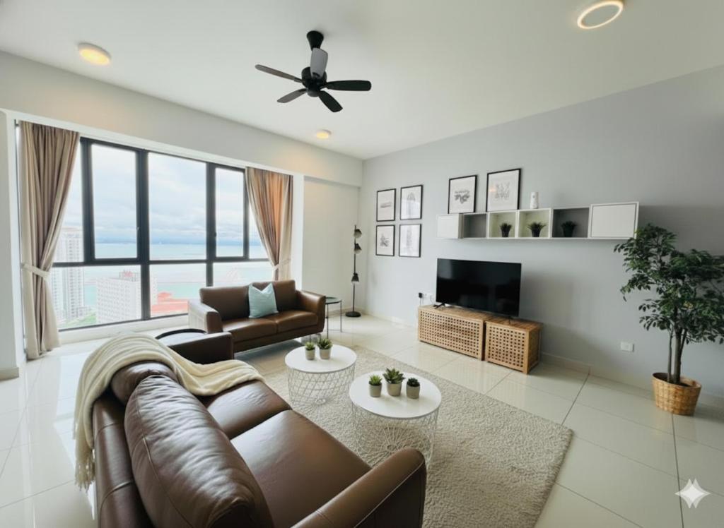 TV/trung tâm giải trí tại Family Friendly 3BR Seaview High Floor Suite for 10 Bathtub N Sauna Near Gurney Jazz Suites
