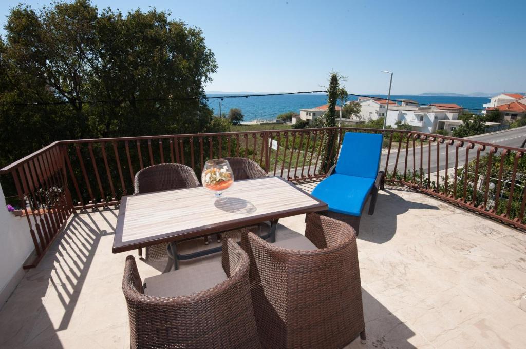 una mesa y sillas en un balcón con vistas al océano en Apartment Rino, en Podstrana