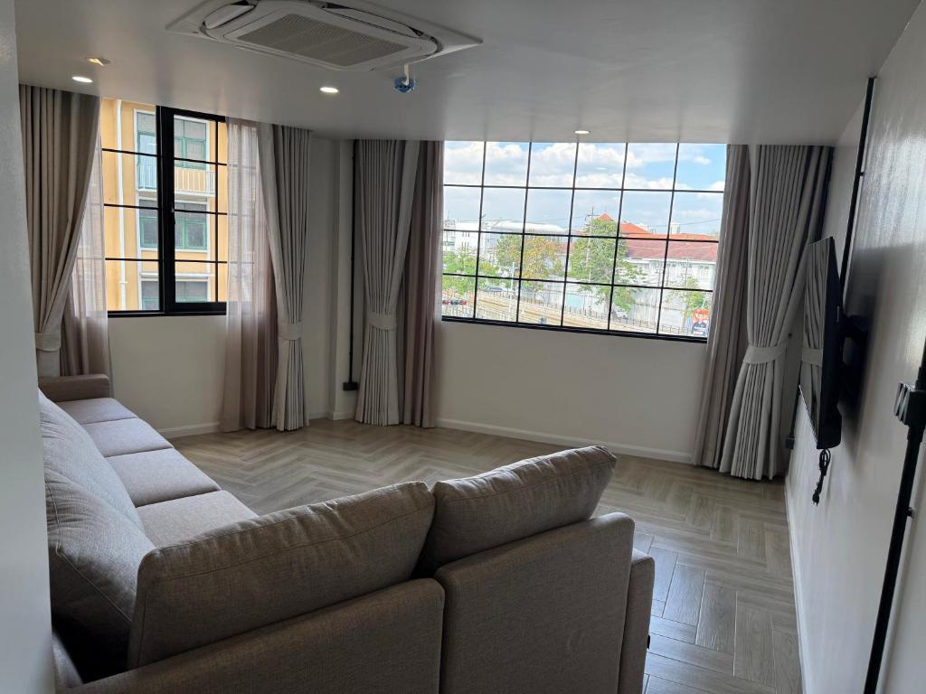 Khu vực ghế ngồi tại Holmes Pranakorn