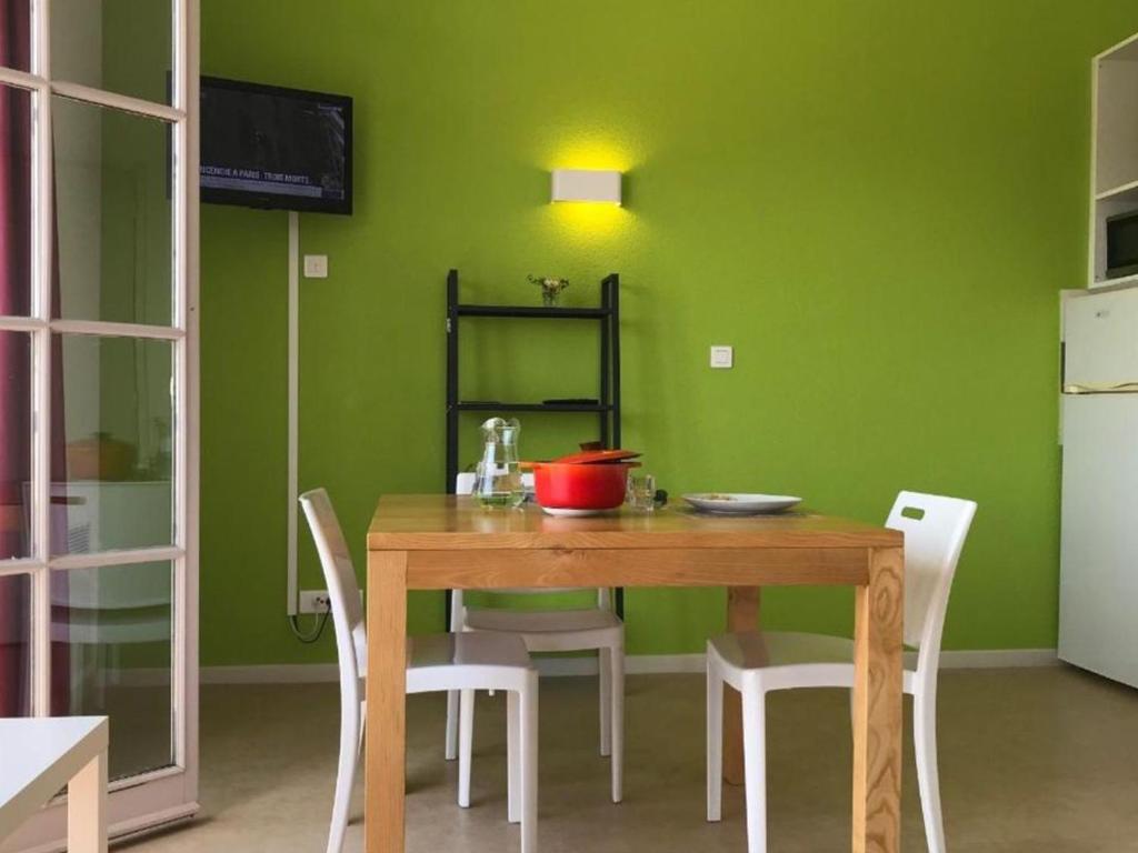 Kuchyň nebo kuchyňský kout v ubytování Maison au Carla-Bayle avec terrasse, idéal 2 personnes - API-1-52-1373