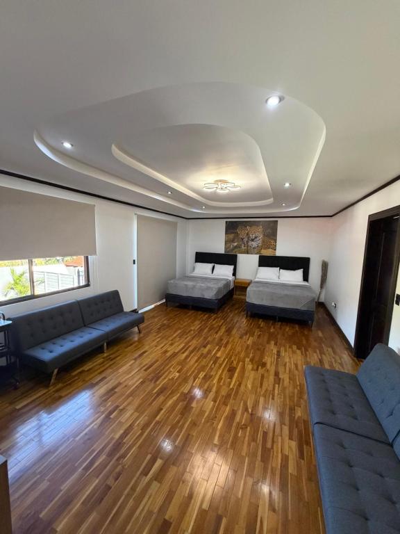 Posezení v ubytování Zeus Guest house & Car Rental Free SJO Airport Shuttle-NATIONWIDE PRÍVATE SHUTTLE SERVICE