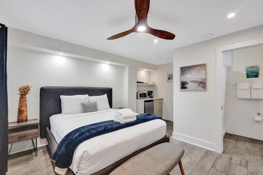 En eller flere senge i et værelse på Eden Escape Walk to FLT Beach 1105