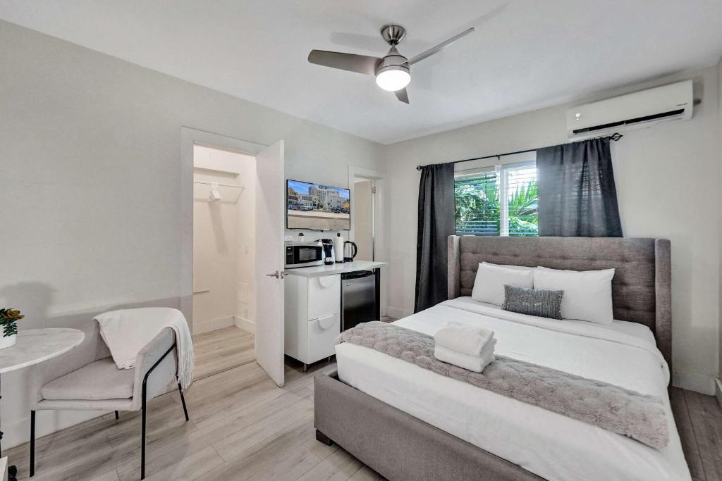 En eller flere senge i et værelse på Eden Collection Studio Steps to Beach