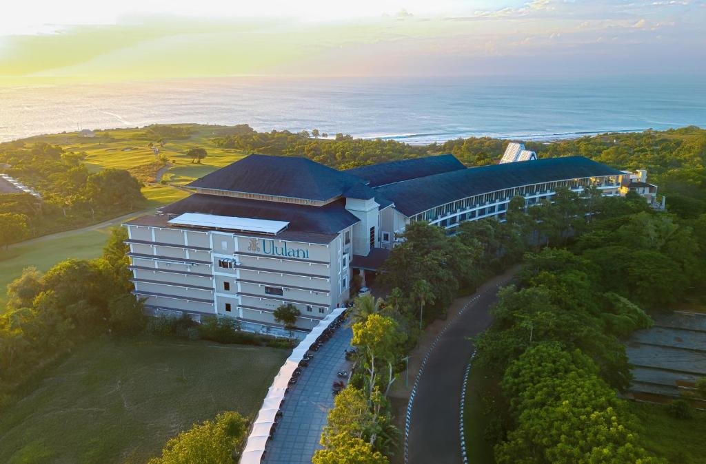 een luchtzicht op een hotel met de oceaan op de achtergrond bij Ululani Bali in Uluwatu
