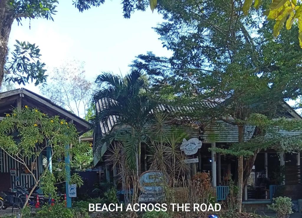 een strandtoegang het verkeersbord voor een huis bij Chor Chaba in Ko Kood