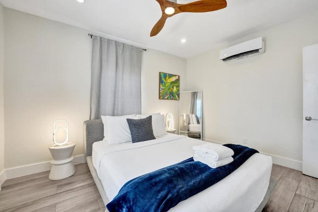 En eller flere senge i et værelse på Eden Escape Studio 2103 Walk to FLT Beach
