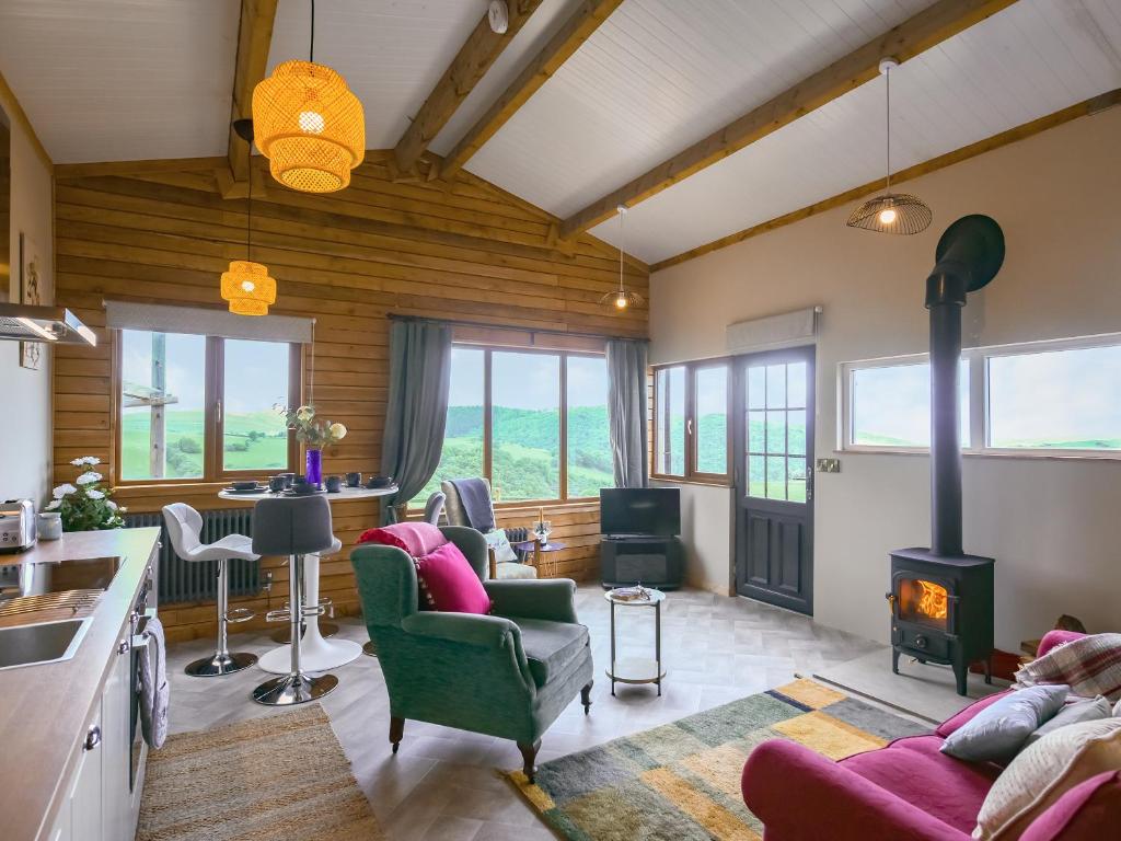 een keuken met een woonkamer met een fornuis bij Cowlas in Aberhosan
