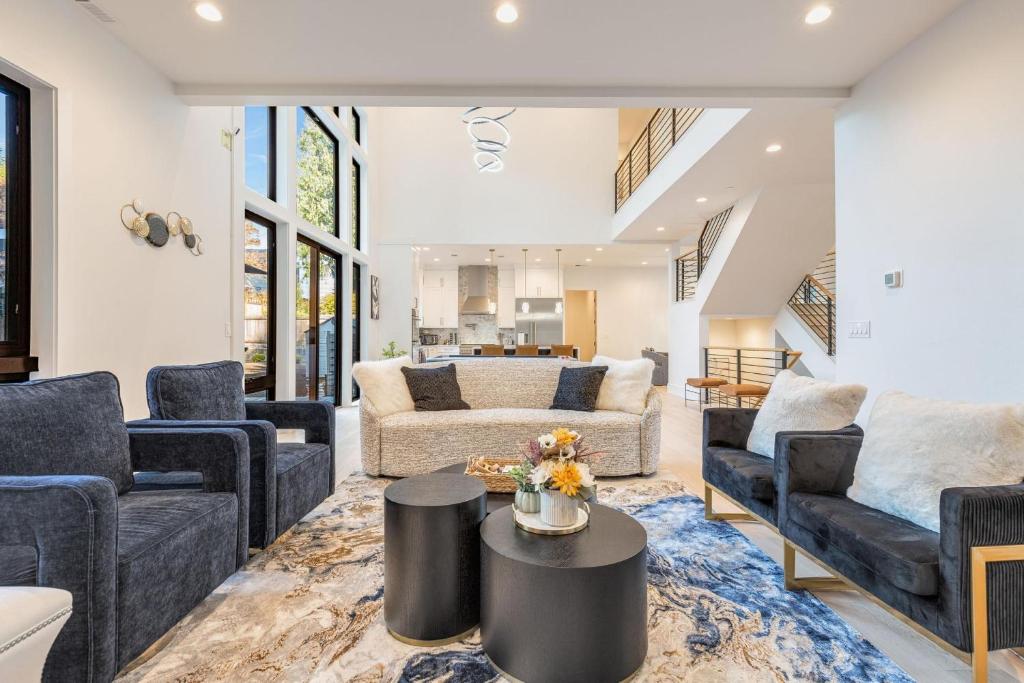 a living room with two couches and a table at BELL115*: Bellevue Splendor in Bellevue