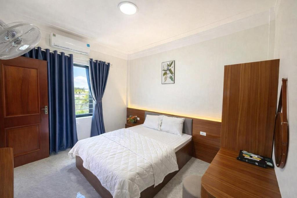 een slaapkamer met een bed en een raam bij Visip Hotel in Vinh