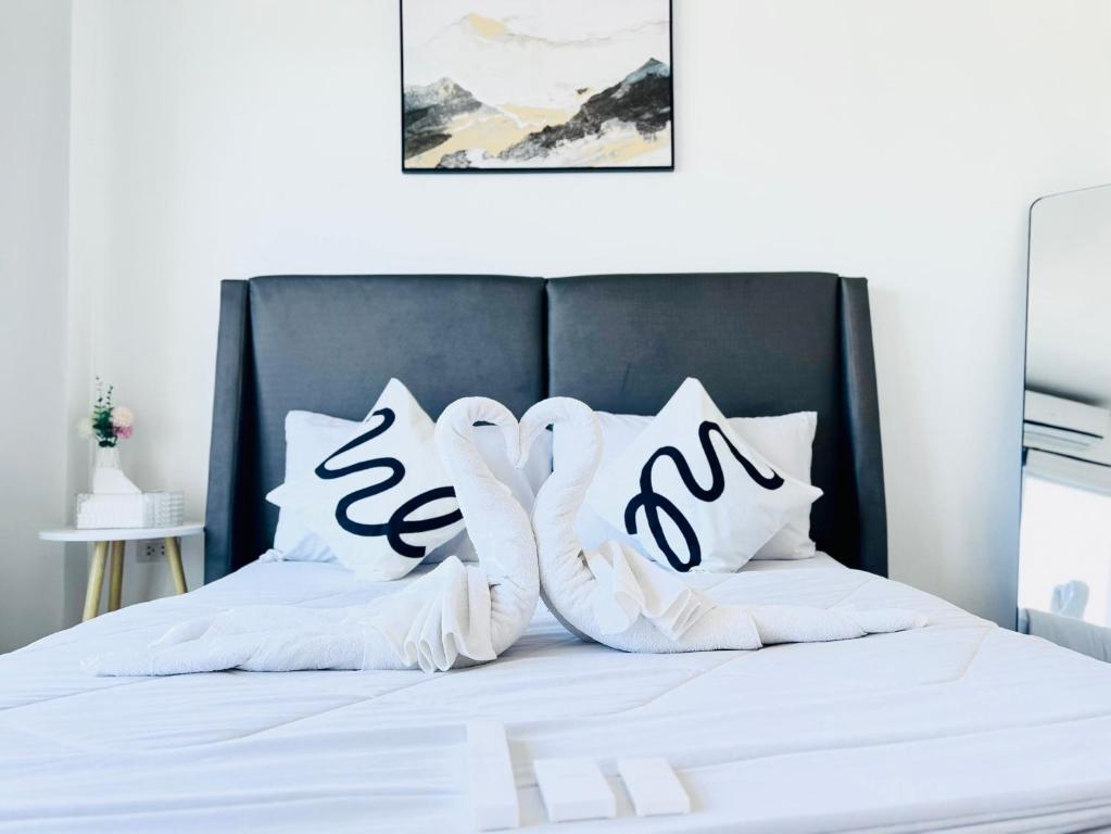 En eller flere senge i et værelse på เดอะซันเซ็ท บางแสน Exclusive Top Floor