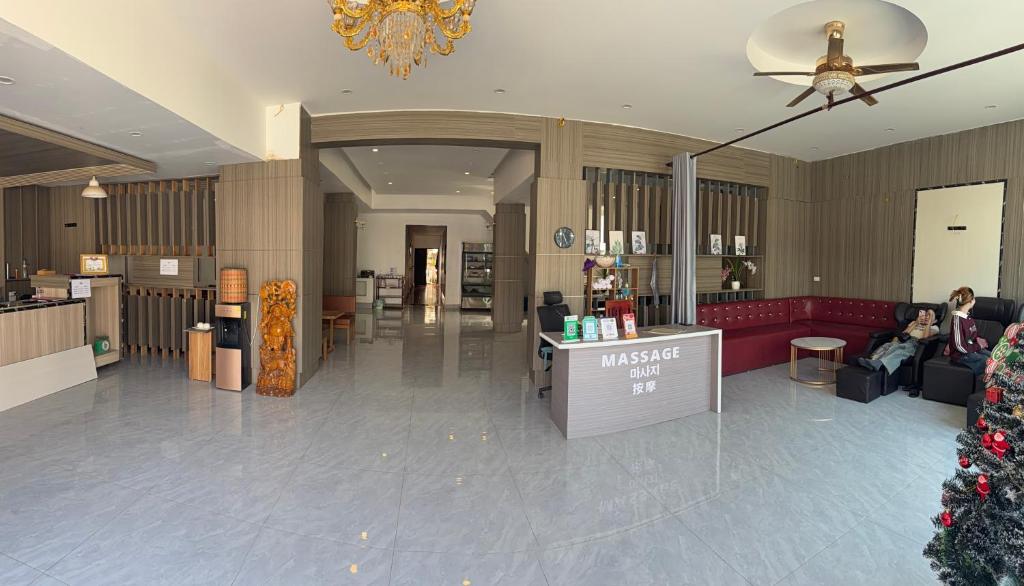 una hall di un hotel con persone sedute sui divani di VangVieng Boutique Hotel a Vang Vieng