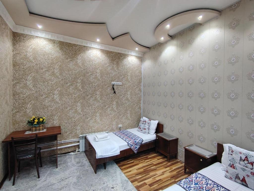 En eller flere senge i et værelse på Aminzar Guest House