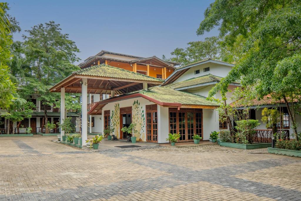 ModakandiyaFlamingo Lake Resort Tissamaharama的前面有庭院的建筑
