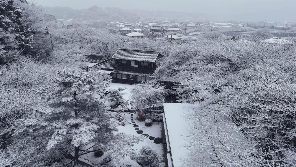eine Luftansicht eines schneebedeckten Hauses in der Unterkunft Oukai Villa Izumi in Izumi