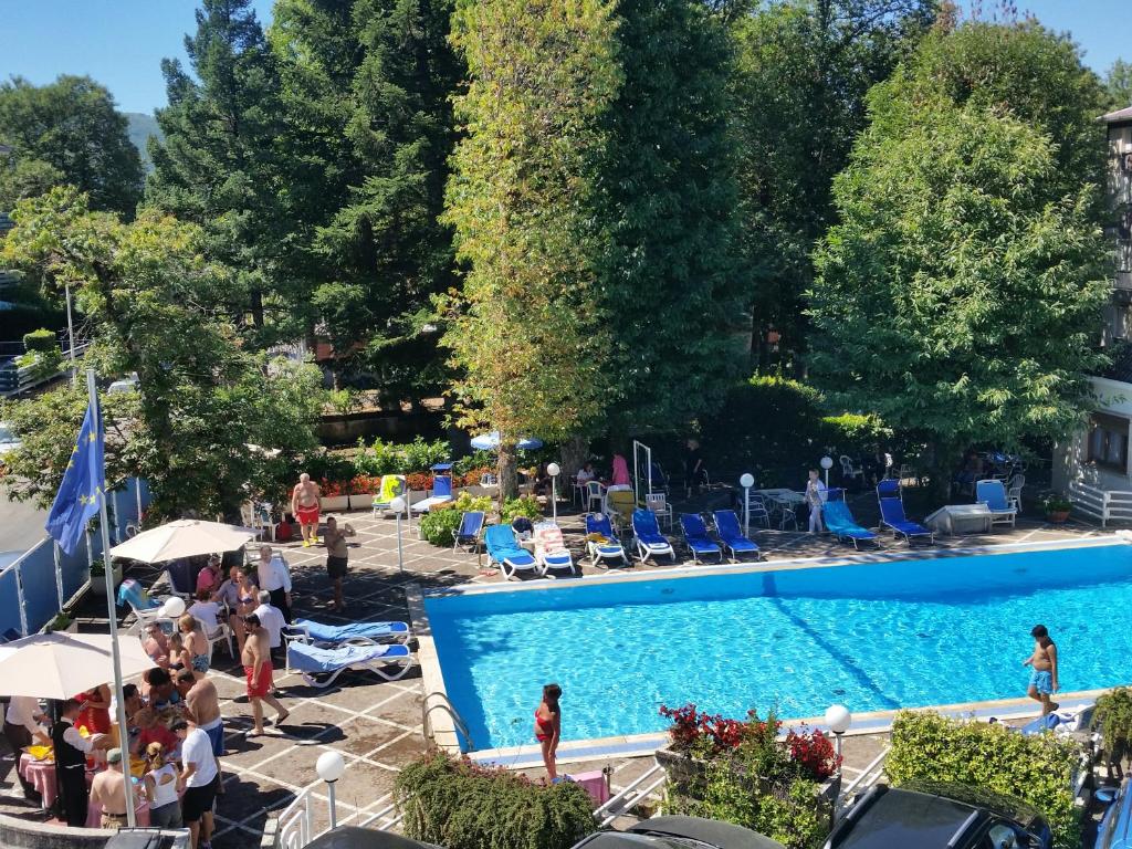 Bazén v ubytování Mondial Park Hotel nebo v jeho okolí