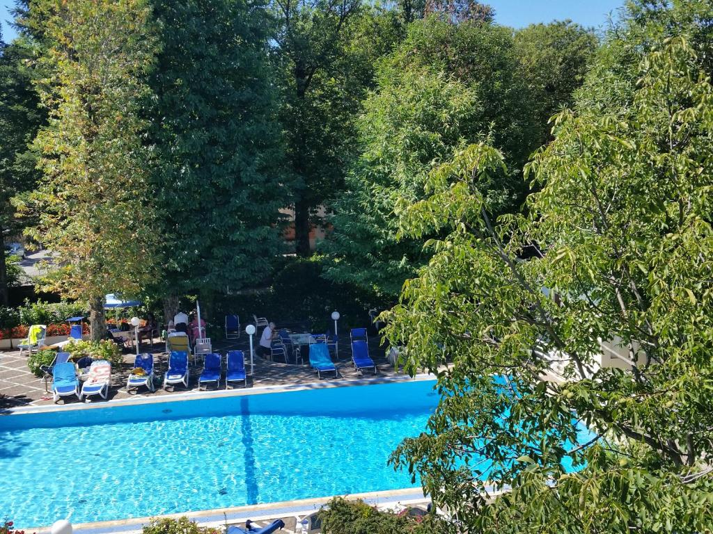 Bazén v ubytování Mondial Park Hotel nebo v jeho okolí