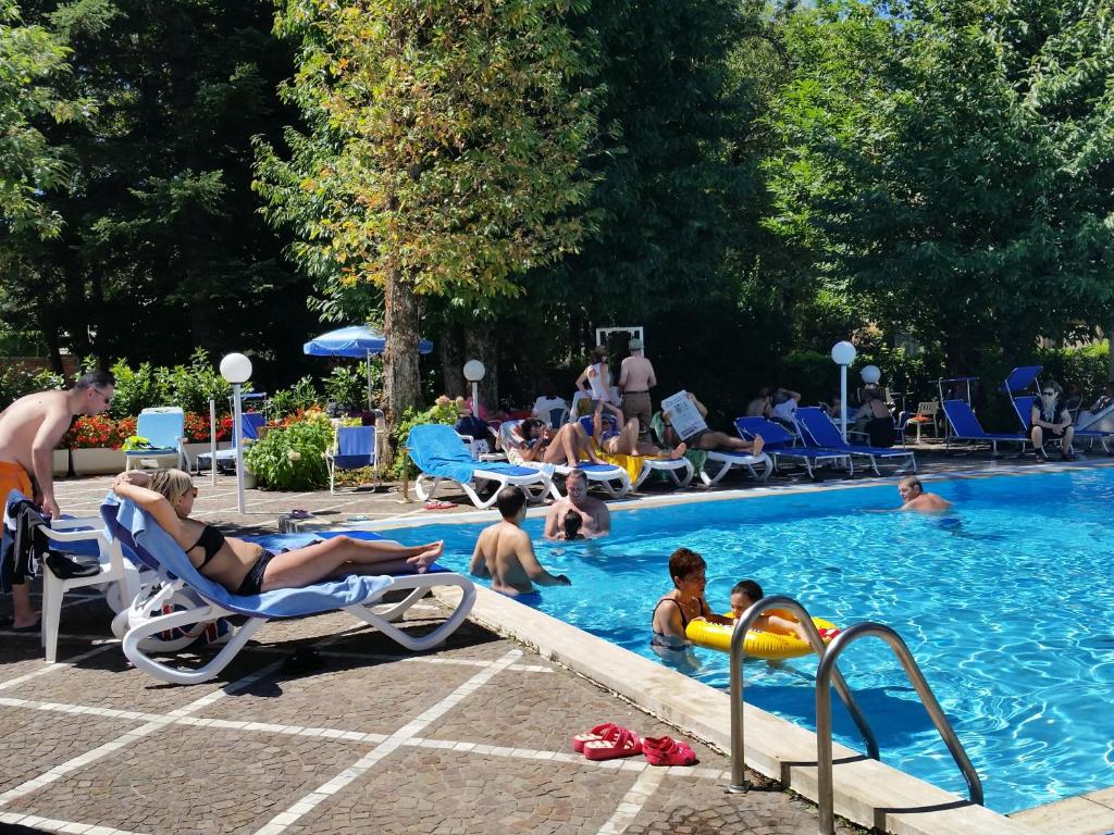 Bazén v ubytování Mondial Park Hotel nebo v jeho okolí