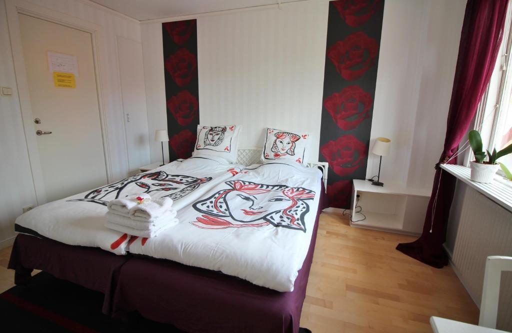 Postel nebo postele na pokoji v ubytování Orrefors hotell & restaurang